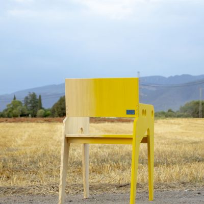 Silla amarilla - detalle trasera